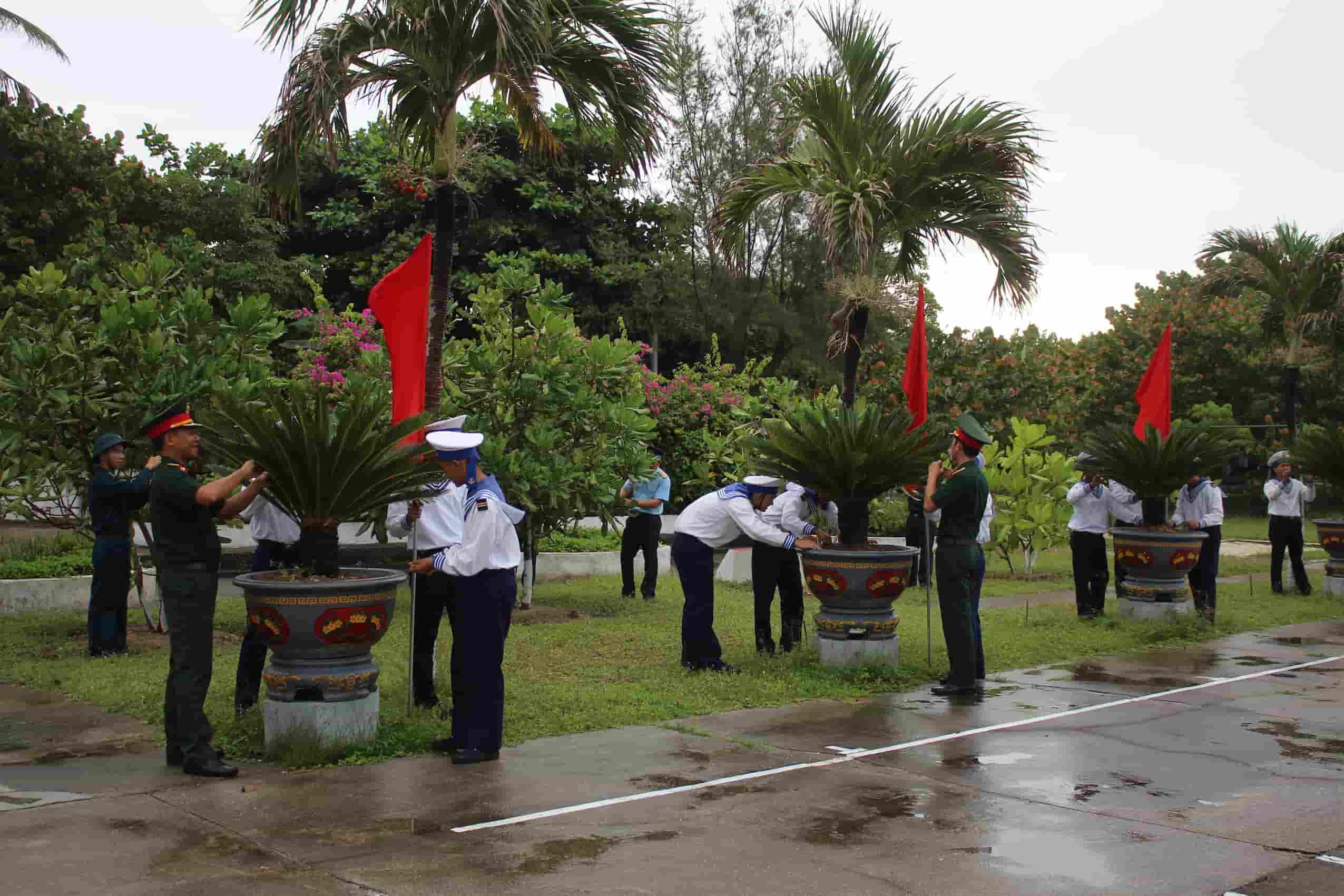Can bo, chien si tren dao Song Tử Tây chinh trang dơn vi trong ngay le 2.9. Anh: Thanh Vu