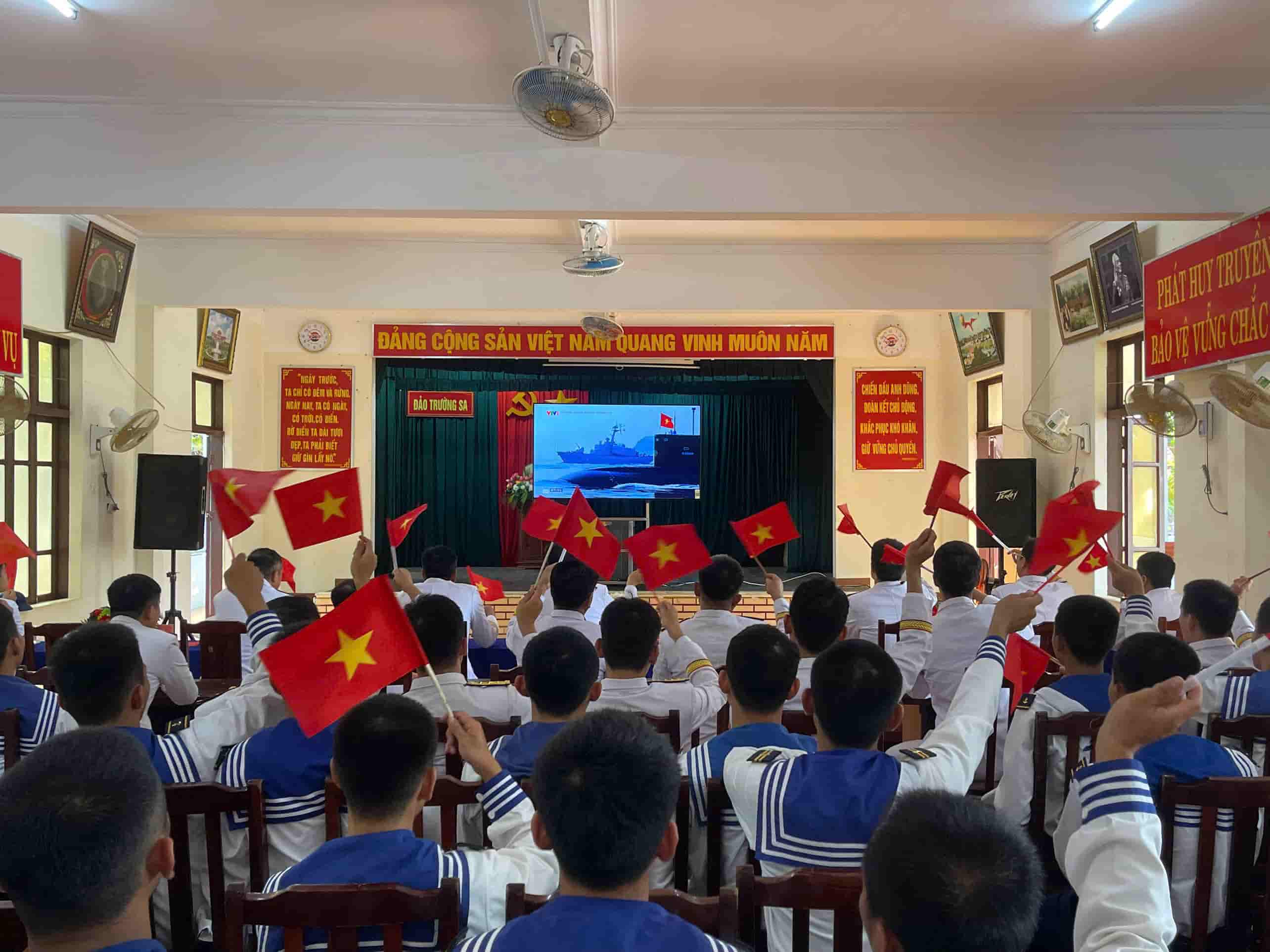 Can bô chiến si, nhân dân dao Trường Sa hao hứng xem lễ diễu binh, diễu hanh. Anh: Thanh Vu