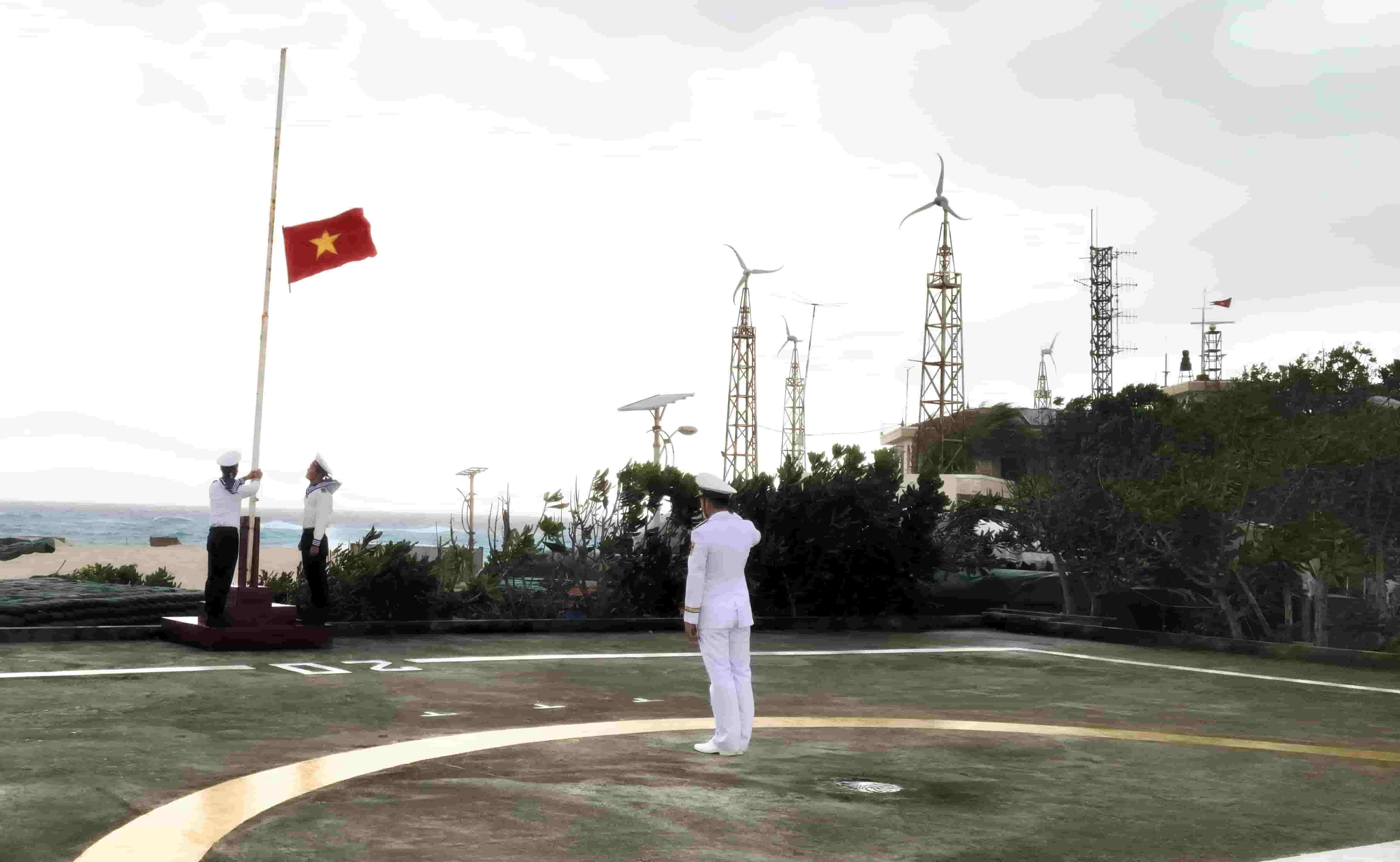 Des cadres et des soldats sur l'île d'An Bang appartenant a l'archipel de Truong Sa sont immobiles soupçonnes d'etre suspendus a l'avion To quoc au matin du 2 septembre. Photo : Thanh Vu