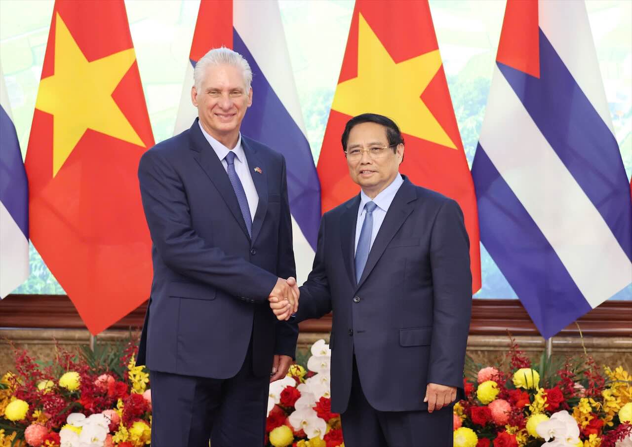 First Secretary of the Central Committee of the Communist Party, President of Cuba Miguel Diaz-Canel Bermudez met with Politburo member and Prime Minister Pham Minh Chinh. Photo: Hai Nguyen