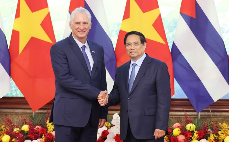 First Secretary of the Central Committee of the Communist Party, President of Cuba Miguel Diaz-Canel Bermudez met with Politburo member and Prime Minister Pham Minh Chinh. Photo: Hai Nguyen