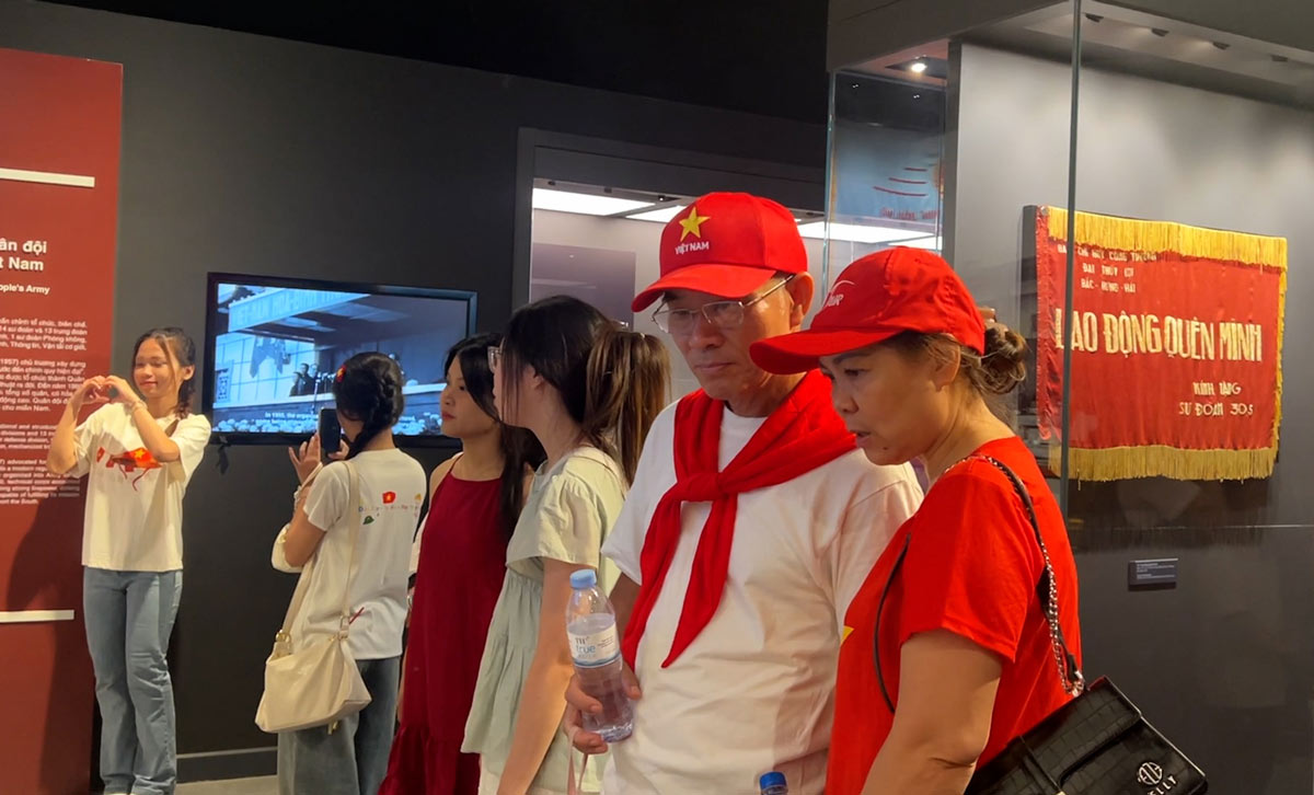 People flock to the Vietnam Military History Museum after watching the 2.9 parade