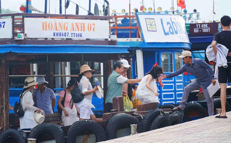 During this holiday, Khanh Hoa welcomed more than 275,000 overnight guests. Photo: Binh Quy