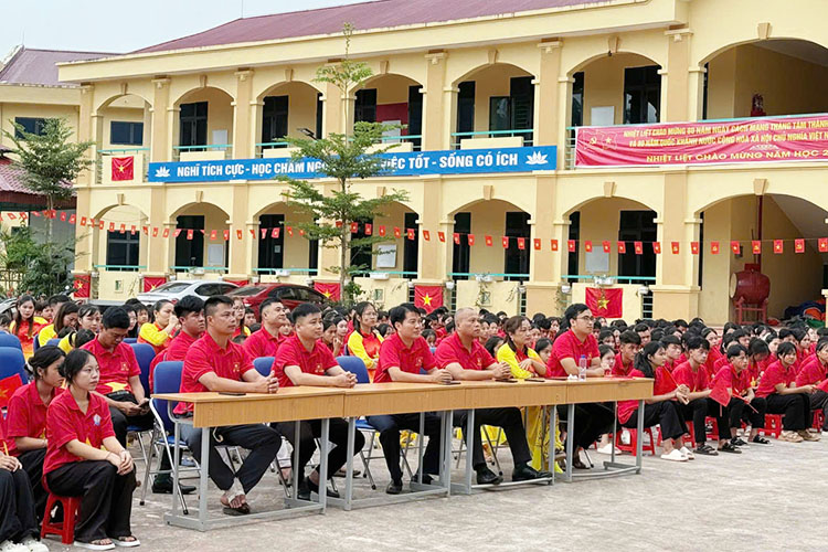 Thay va tro Truong PTDTNT THPT Na Hy theo doi chuong trinh truyen hinh truc tiep Le Ky niem 80 nam Quoc khanh nuoc CHXHCN Viet Nam. Anh: Nha truong cung cap