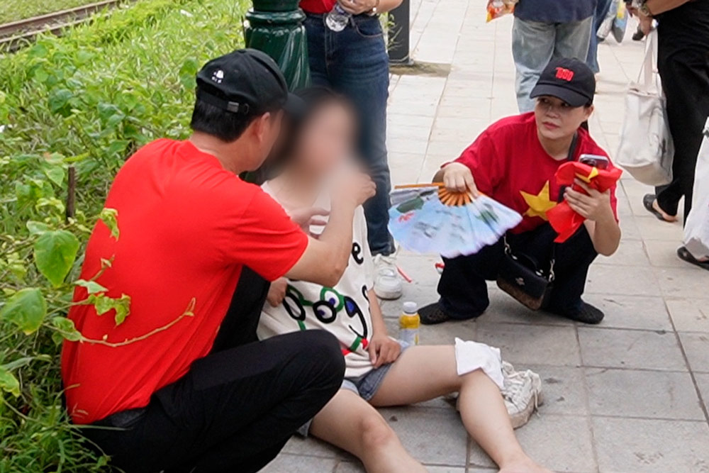 Di chuyen ra ve sau le dieu binh (Retour apres le defile militaire) Apres le defile une etudiante s'evanouit soudainement au milieu de la route