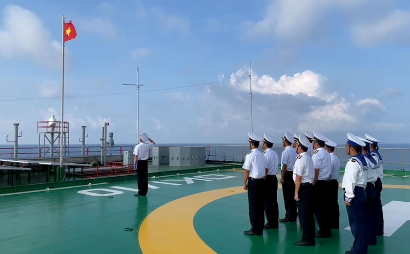 Officers and soldiers of DK1/10 Bridge House wave the flag on the morning of National Day, September 2