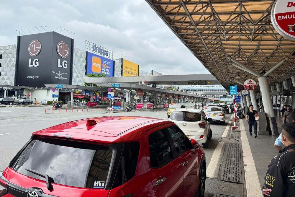 Khu vuc truoc nha ga quoc noi T1 thong thoang, hanh khach de dang goi taxi, xe cong nghe di chuyen. Ảnh: Anh Tu