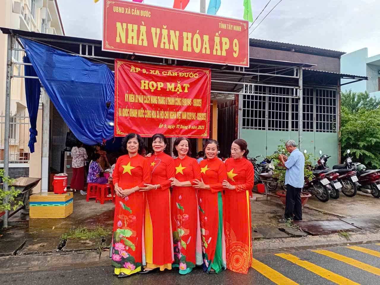 Les femmes de la province de Tay Ninh achetent elles-memes des tenues couleur drapeau national pour assister a la ceremonie. Photo : Ky Quan