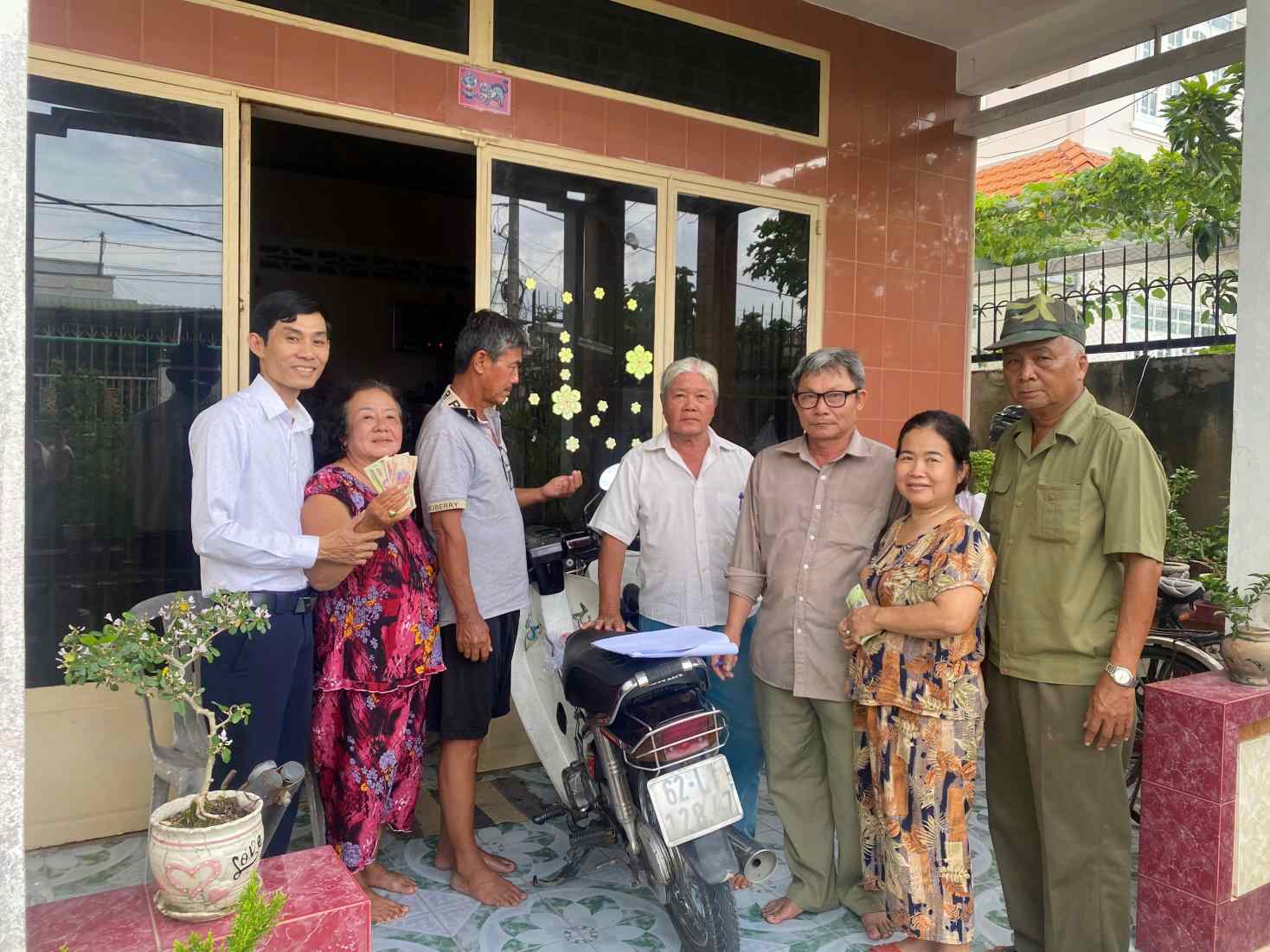 Phat qua cho nhan dan xa Can Duoc trong ngay 1.9.2025. Anh: Ky Quan