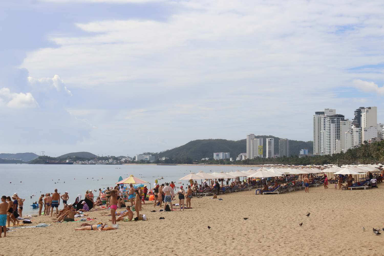 El turismo de Khanh Hoa durante la festividad del 2 de septiembre recibe a un gran numero de turistas extranjeros. Foto: Phuong Linh