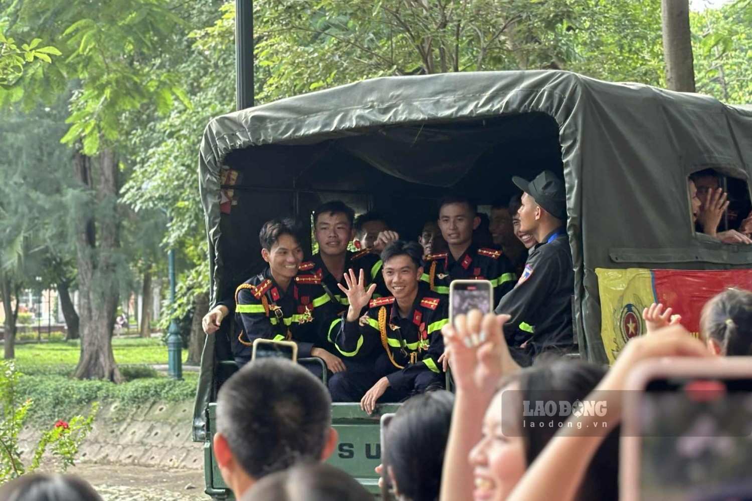 People bid farewell to soldiers participating in the A80 parade at Thong Nhat Park. Photo: Nguyen Dat