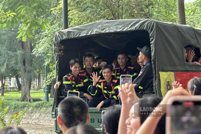 Lời tâm sự cảm động của người cha từ Thanh Hóa ra Hà Nội xem con tham gia diễu binh A80