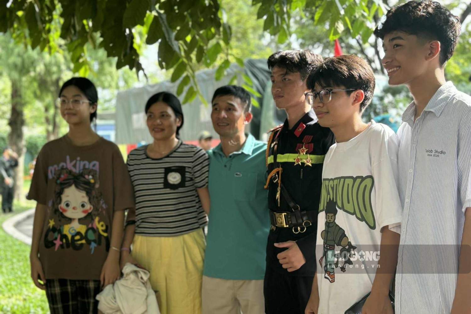 Gia dinh ong Hoang Ngoc Ha chup anh ky niem cung chien si Hoang Ngoc Nam. Anh: Nguyen Dat