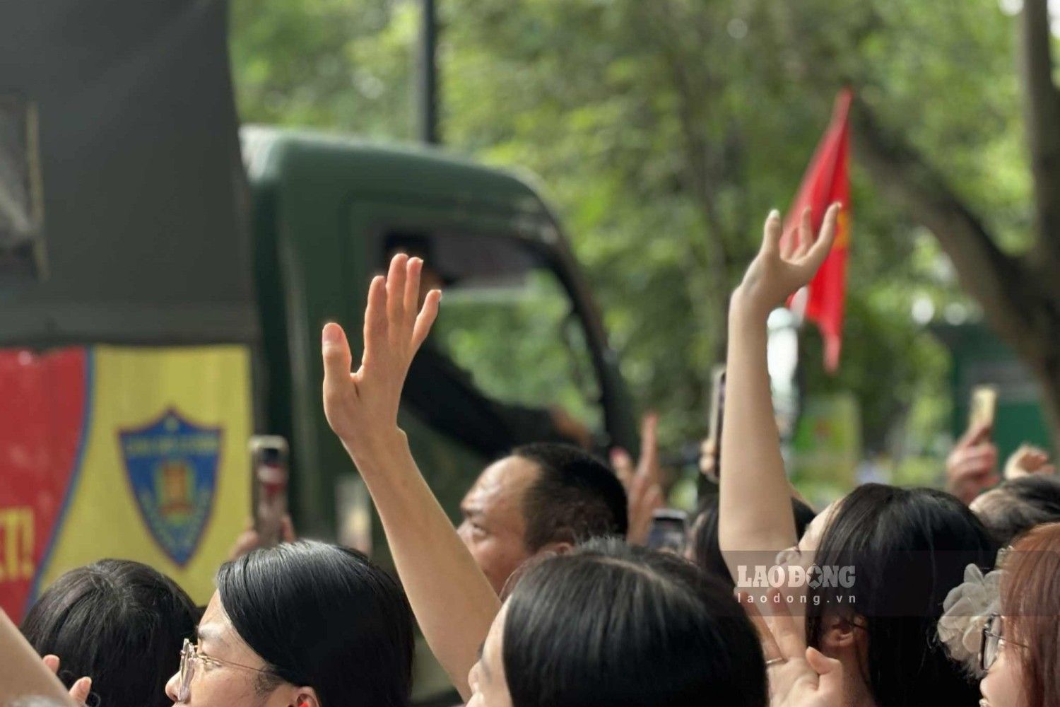 Nguoi dan tang keo, chao tam biet cac chien si. Anh: Nguyen Dat