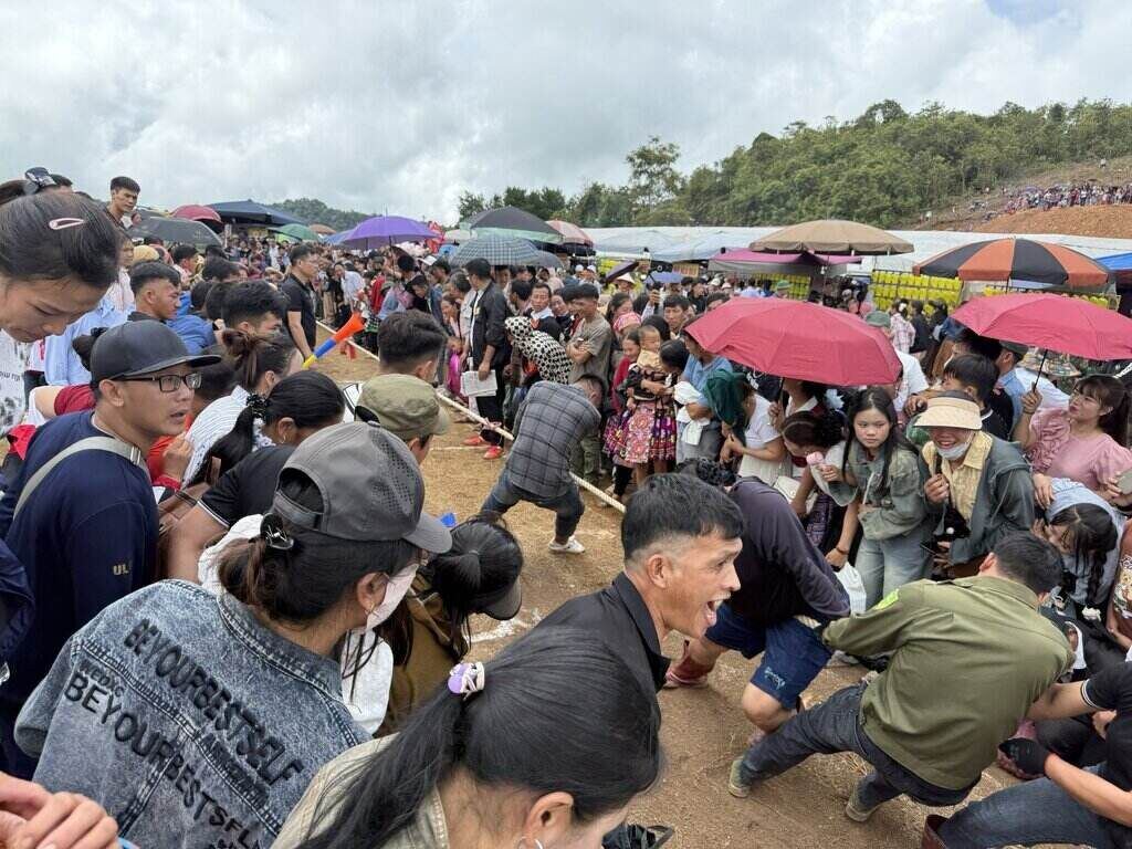 Nguoi dan xa Sop Bau va xa Long Sap cung tham gia, co vu phan thi keo co. Anh: Hai Dang