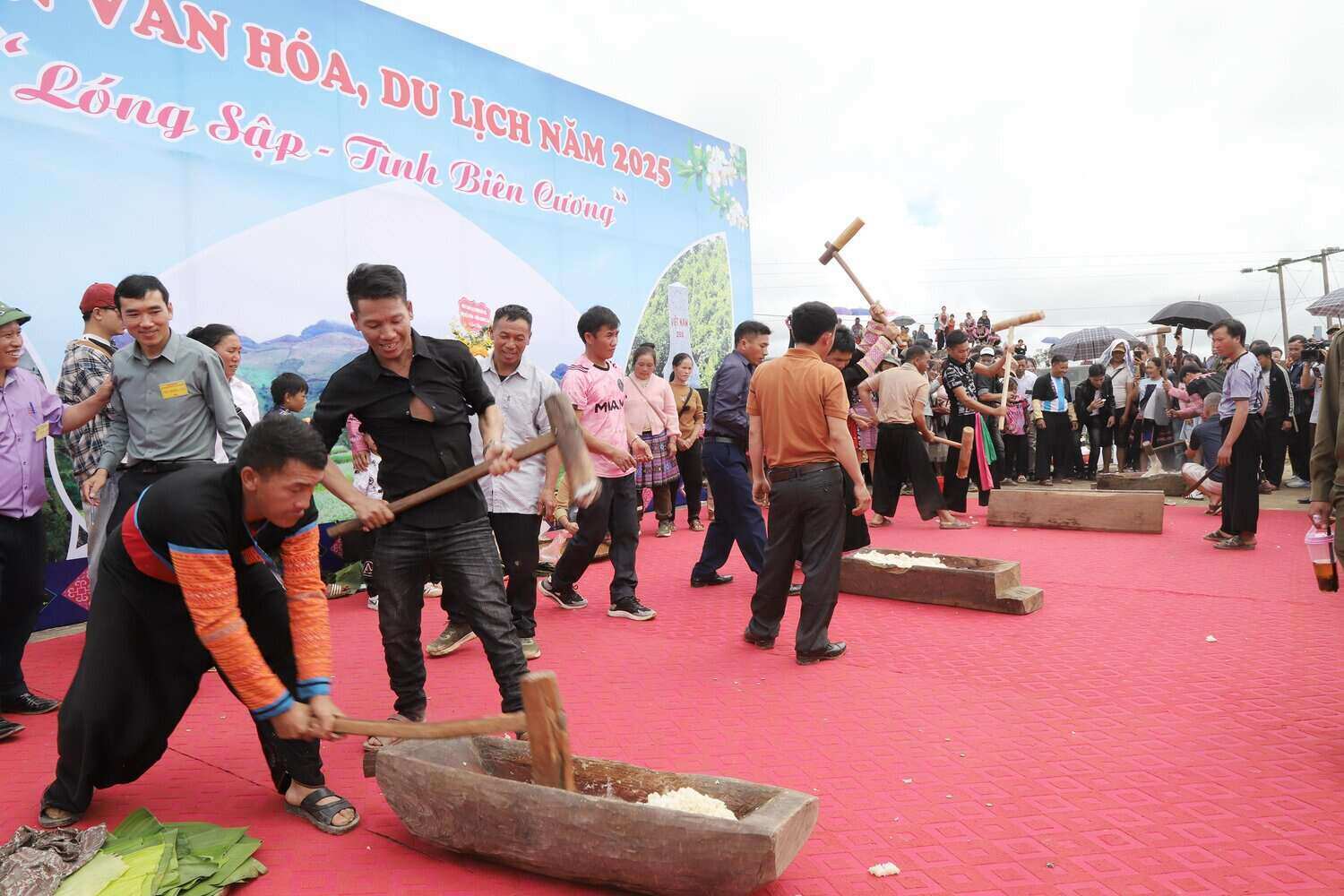 Cuoc thi gia banh day dien ra soi noi. Anh: Viet Anh