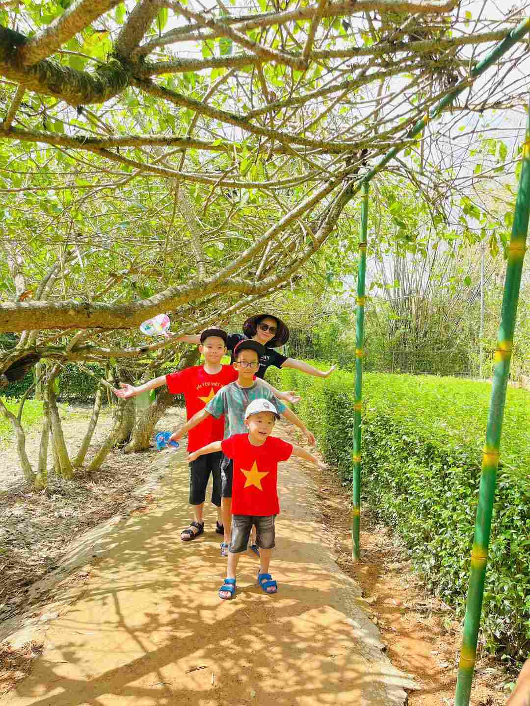 Los niños pequeños felices de visitar la ciudad natal de Bac Ho en el Dia Nacional. Foto: Phan Quy