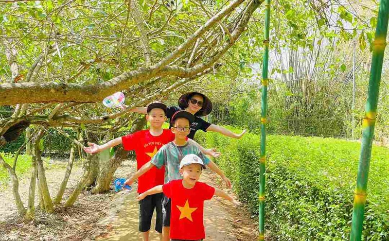 The children were happy to visit Uncle Ho's hometown on National Day. Photo: Phan Quy