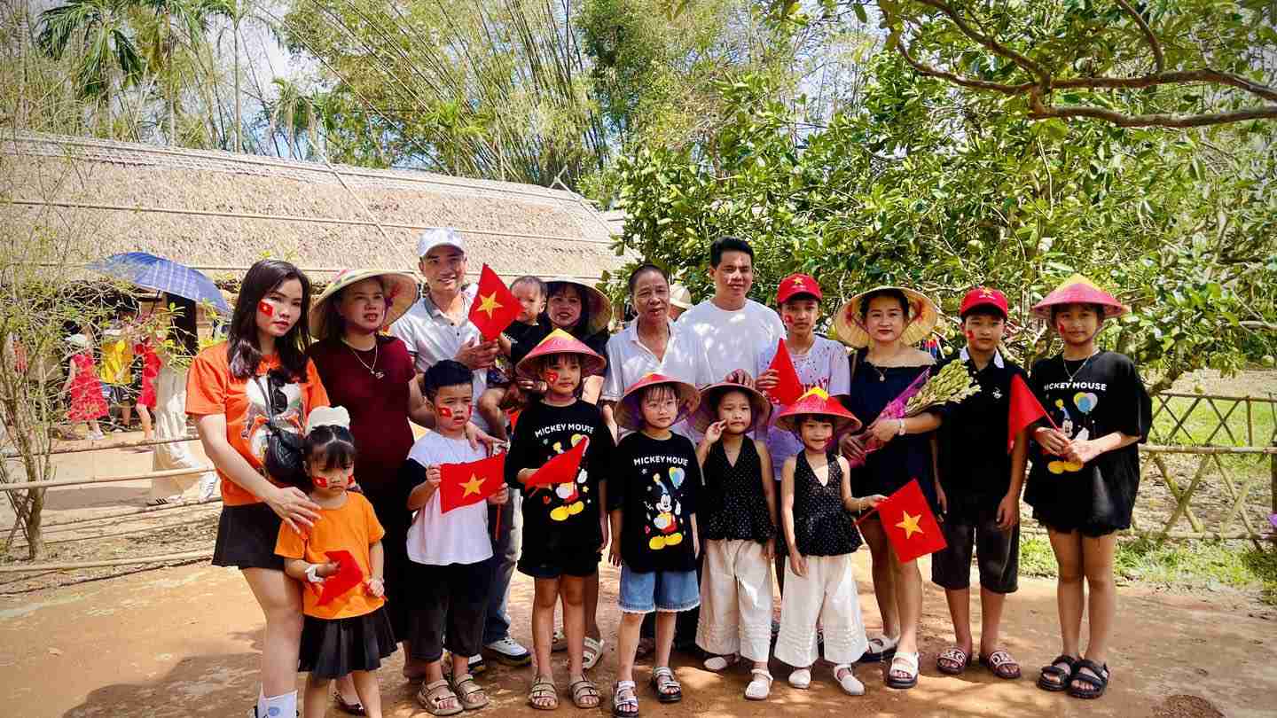 Cac gia dinh luu lai khoang khac truoc can nha que noi Bac Ho. Anh: Phan Quy