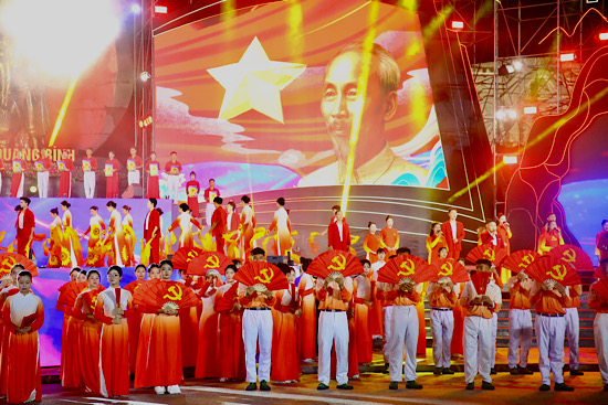 Art program "Quang Tri convergence and shine" on the evening of September 2. Photo: Cong Sang