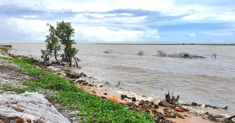 Mot tuyen de bien Ca Mau bi anh huong lon do mua keo dai. Anh: Nhat Ho