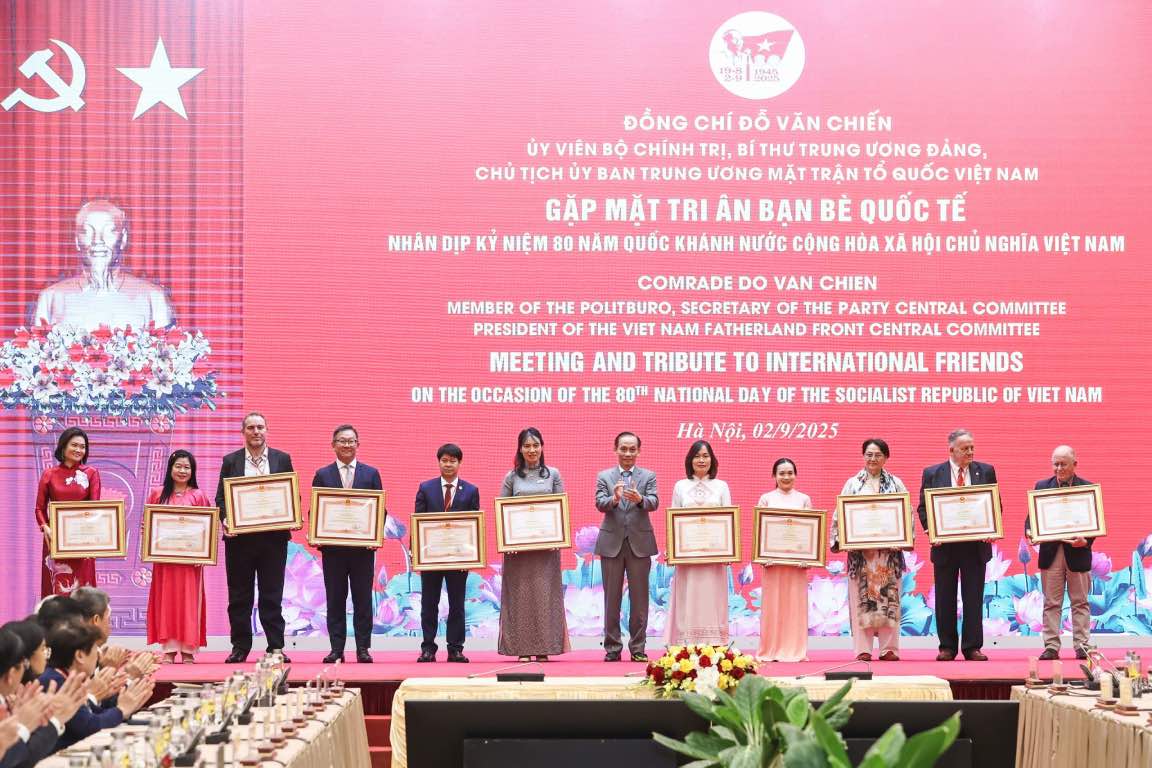 Ong Le Hoai Trung – Bi thu Trung uong Dang, quyen Bo truong Bo Ngoai giao trao Bang khen cua Thu tuong Chinh phu toi cac tap the, ca nhan. Anh: Quang Vinh