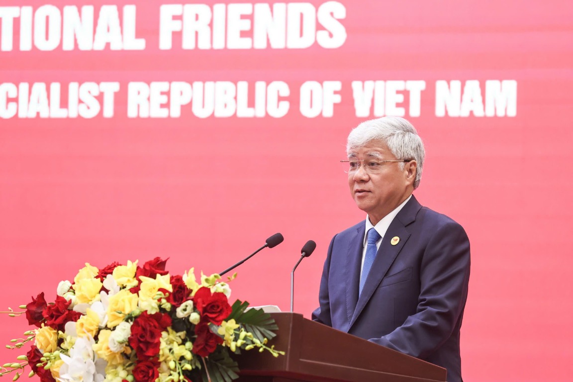 Do Van Chien氏 - 党中央委員会の秘書、祖国正面委員会の書記、中央大衆組織の秘書、ベトナム祖国フロントの中央委員会の議長が会議で講演しました。写真：Quang Vinh