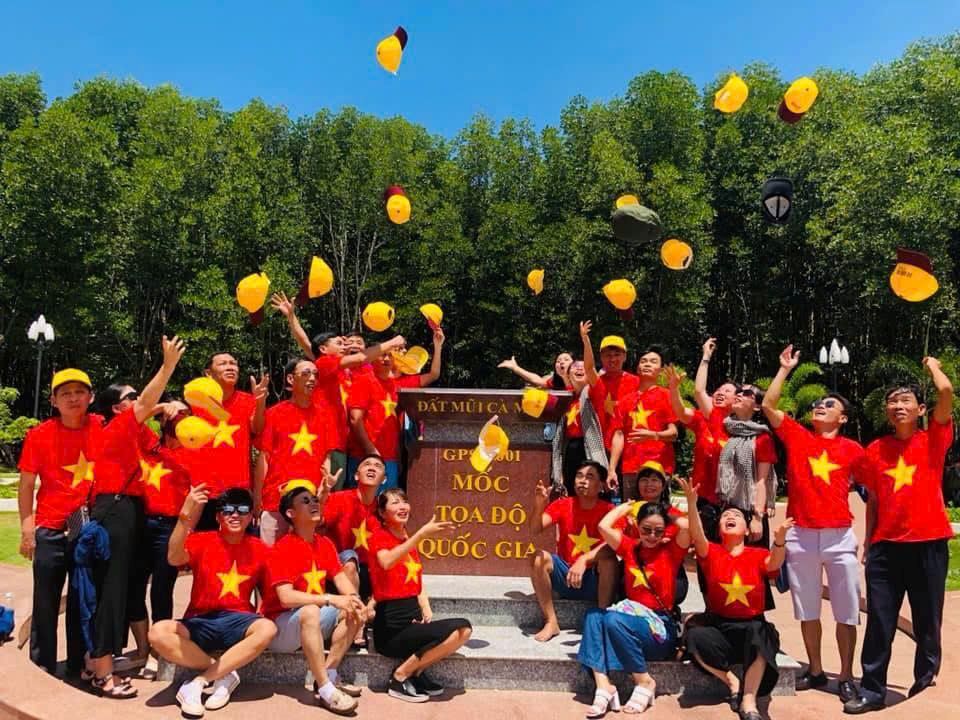 Turistas visitan el hito de coordenadas nacionales en Dat Mui Ca Mau. Foto: Nhat Ho