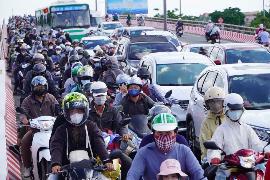 Phuong tien un tac keo dai doan qua nut giao Binh Thuan vao luc khoang 15h ngay 2.9. Anh: Chan Phuc
