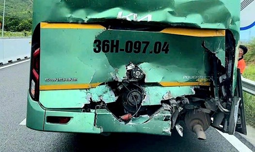 Sau vụ tai nạn trên cao tốc Vân Phong - Nha Trang  ở Khánh Hòa đuôi xe khách bị biến dạng. Ảnh: Cảnh sát Giao thông