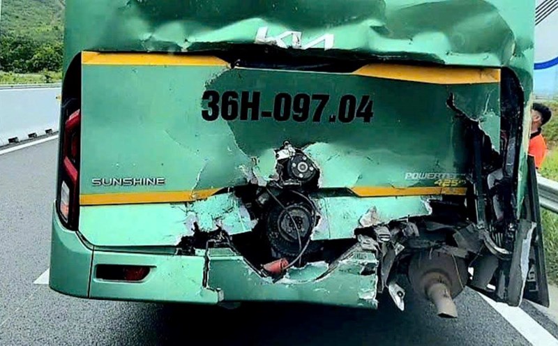 After the accident on the Van Phong - Nha Trang expressway in Khanh Hoa, the rear of the passenger bus was deformed. Photo: Traffic Police