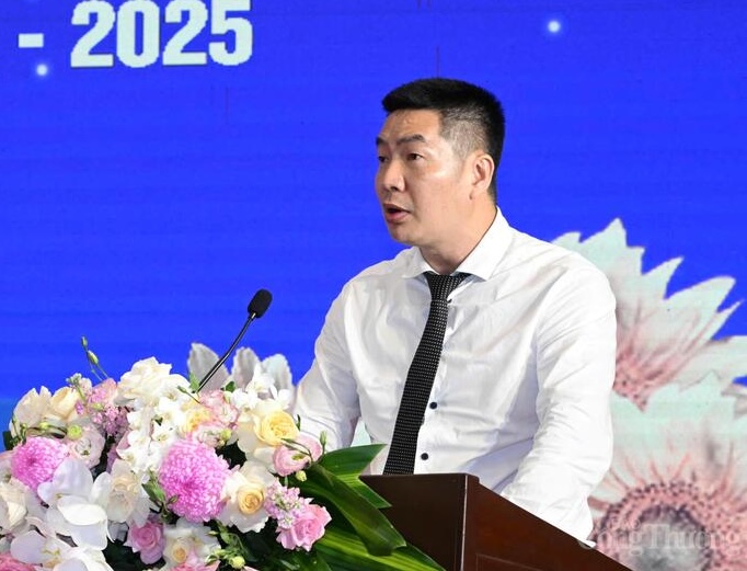 Le Vu The Anh 씨가 모범적인 가정을 건설한 경험에 대해 공유합니다. 사진: Den Phu