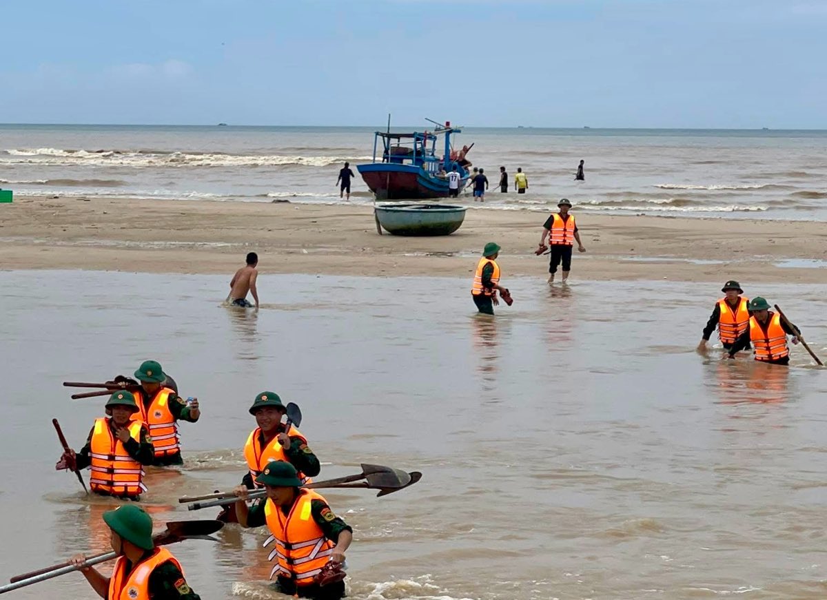 Vi tri tau ca mac can o cua bien, cach bo khoang 100m. Anh: Bien phong