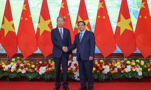 Ủy viên Bộ Chính trị, Thủ tướng Chính phủ Phạm Minh Chính và Ủy viên Thường vụ Bộ Chính trị, Ủy viên trưởng Ủy ban Thường vụ Đại hội Đại biểu Nhân dân toàn quốc nước Cộng hòa nhân dân Trung Hoa Triệu Lạc Tế. Ảnh: VGP