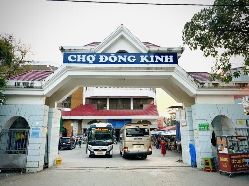 Le marche de Dong Kinh est l'une des installations cles soumises a l'inspection PCCC. Photo : Khanh Linh