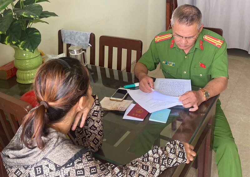 Al no declarar la residencia temporal para su esposo extranjero una mujer fue multada con 5 millones de VND. Foto: Policia Provincial de Hung Yen