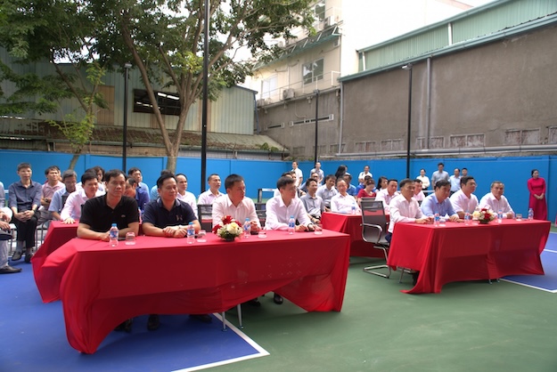 PVD 기술 교육 주식회사 노동자를 위한 피클볼 코트의 대표들. 사진: 민호앙