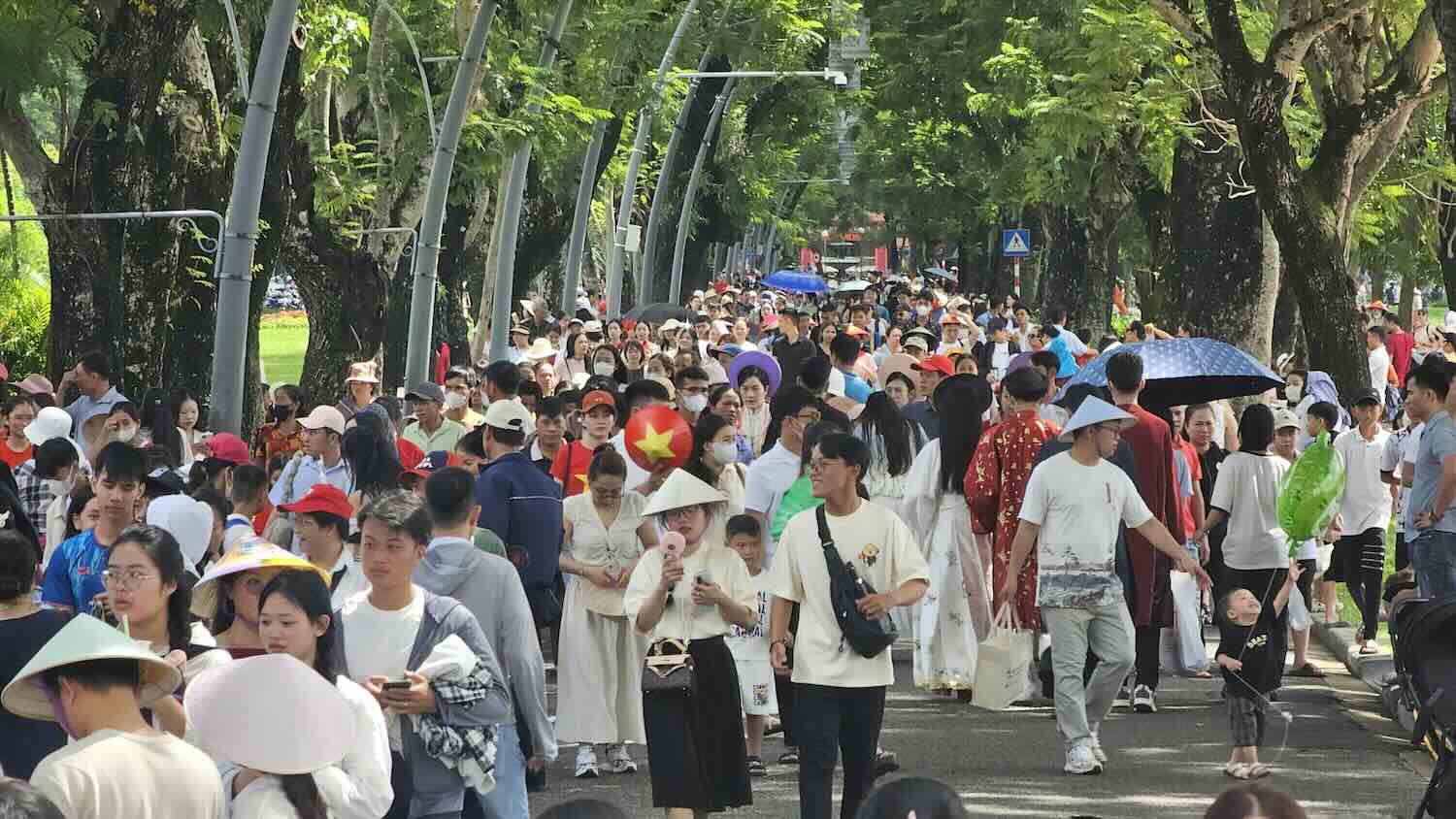 Hue mien phi ve tham quan Quan the Di tich Co do Hue trong ngay 2.9, thu hut hang nghin nguoi tham quan. Anh: Phuc Dat.