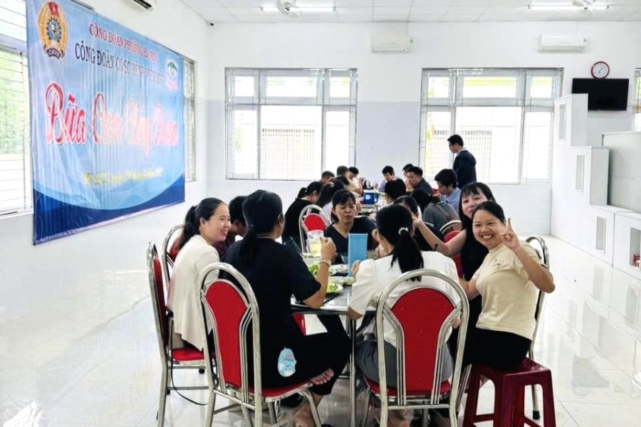 바리아-붕따우 안과 병원 노동조합원들이 106 노동조합 점심 식사에 참여하고 있습니다. 사진: CDCS