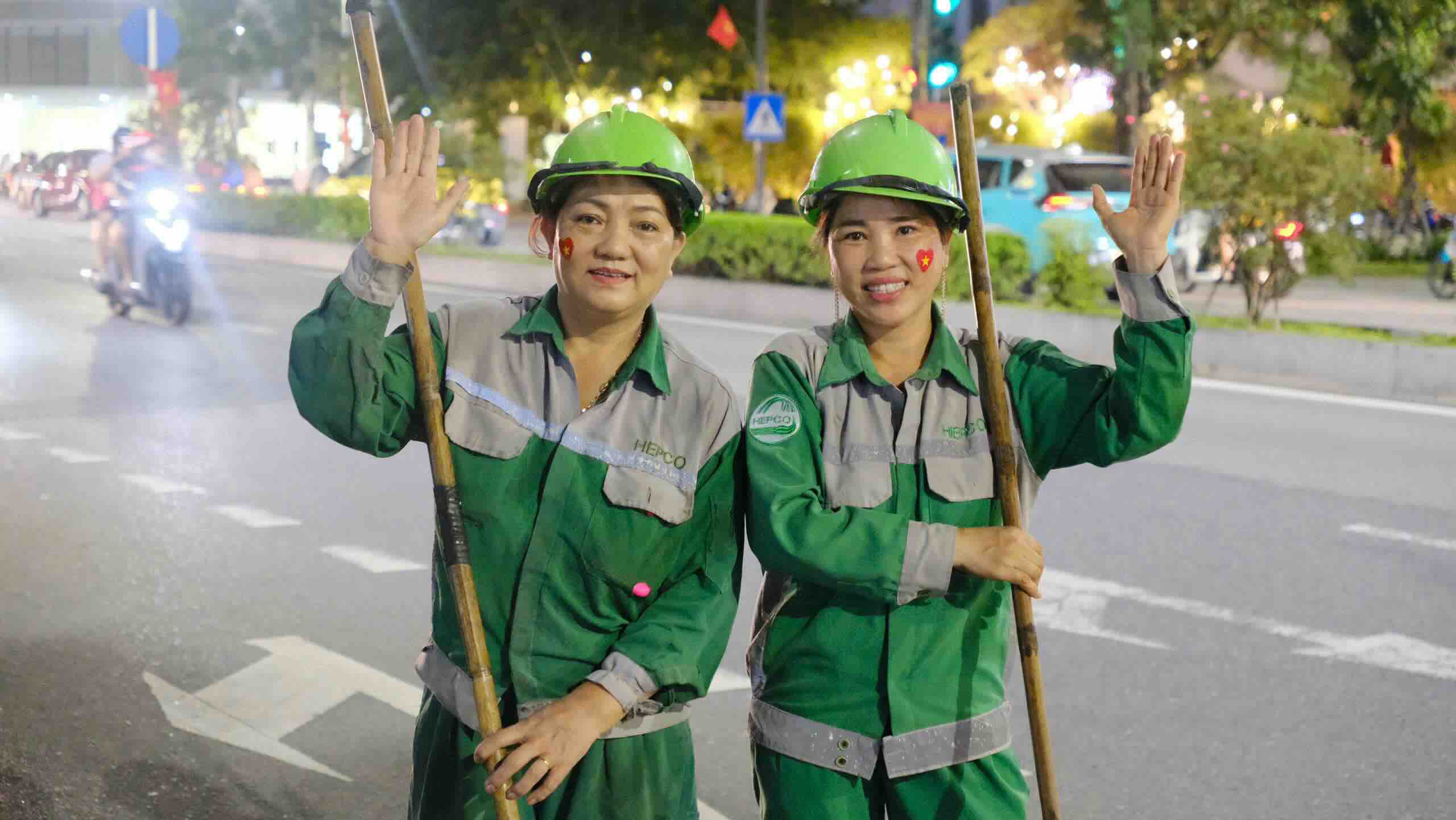 Du vat va nhung cac cong nhan van rang ro, vui tuoi hoan thanh nhiem vu dam bao moi truong xanh - sach - sang. Anh: Hong Nhung.