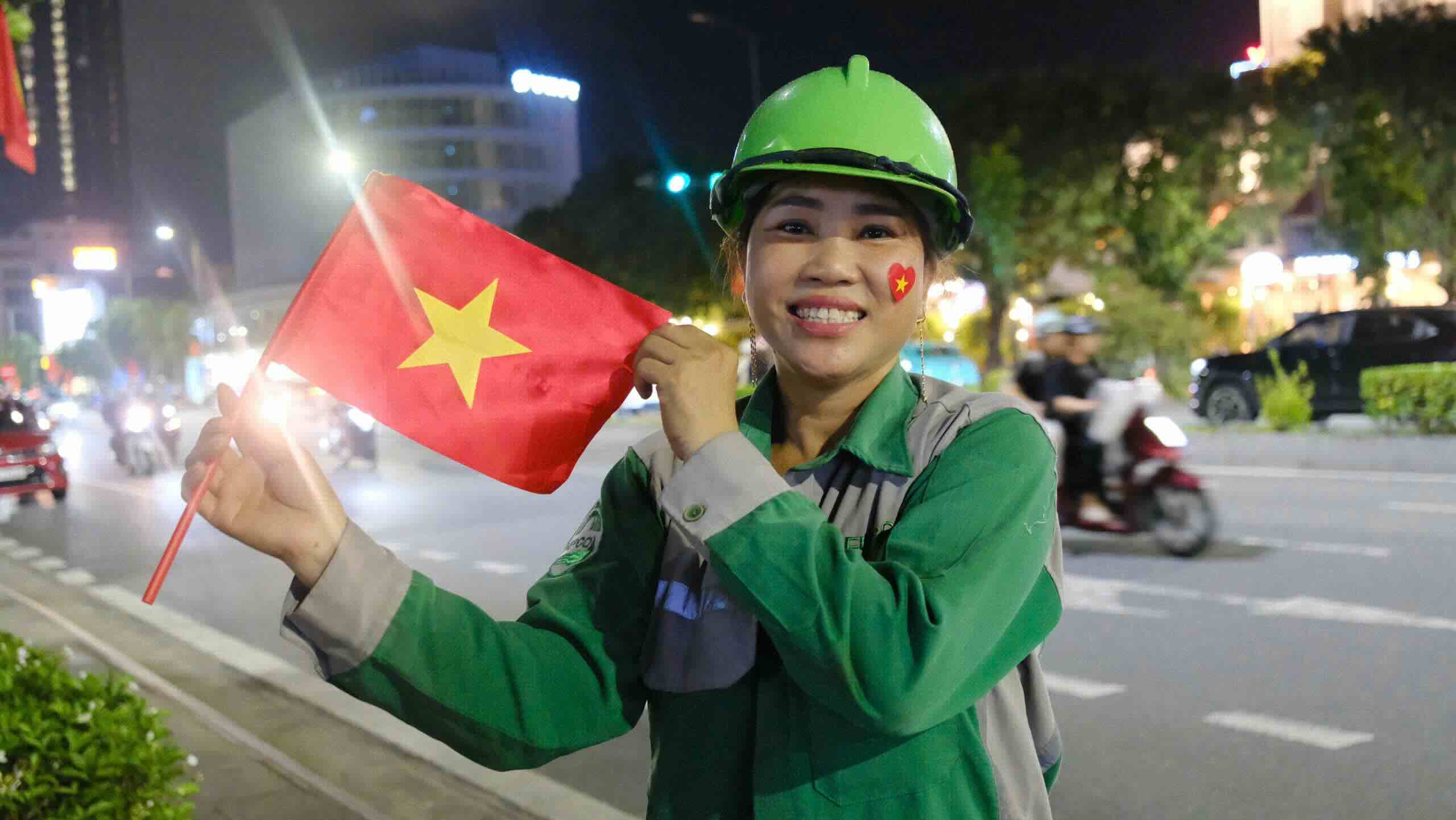 Workers of Hue Urban Environment and Construction Joint Stock Company work through the September 2 holiday to ensure a green - clean - bright environment. Photo: Hong Nhung.