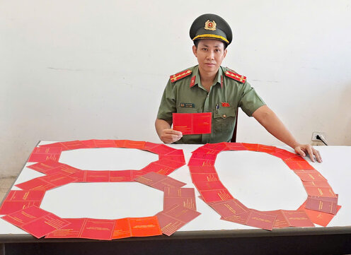 34 blood donation certificates are ranked as meaningful number 80. Photo: Hung Yen Provincial Police