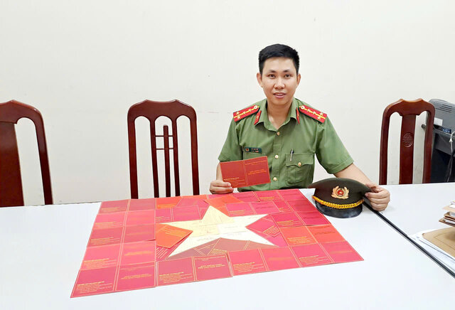 Dai uy Do Anh Vu ben tac pham la co To quoc va so 80 duoc xep tu 34 giay chung nhan hien mau.