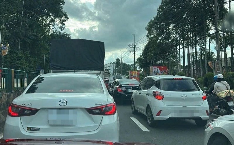 Congestion lasted long on National Highway 1, the section passing through Dong Nai province towards Ho Chi Minh City on the afternoon of September 2. Photo: Nguyen Thanh