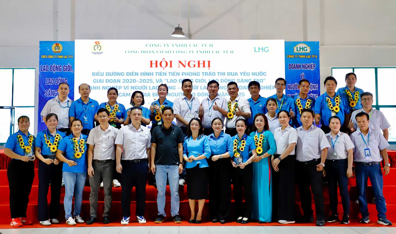 껀터시 노동총연맹 지도자들이 칭찬받은 간부 노동조합원 노동자들과 기념 사진을 찍고 있습니다. 사진: 껀터시 노동총연맹