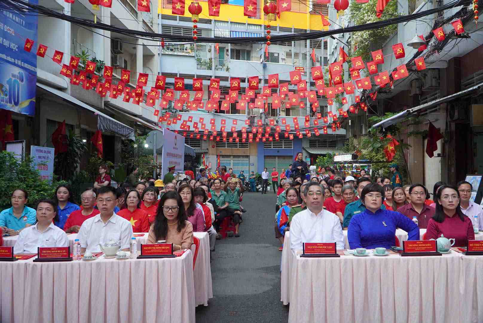 Ong Nguyen Phuoc Loc - Pho Bi thu Thanh uy, Chu tich Uy ban MTTQVN TPHCM (so mi trang o giua) cung nguoi dan xem truyen hinh truc tiep le dieu binh, dieu hanh ky niem 80 nam Quoc khanh. Anh: Thanh Chan