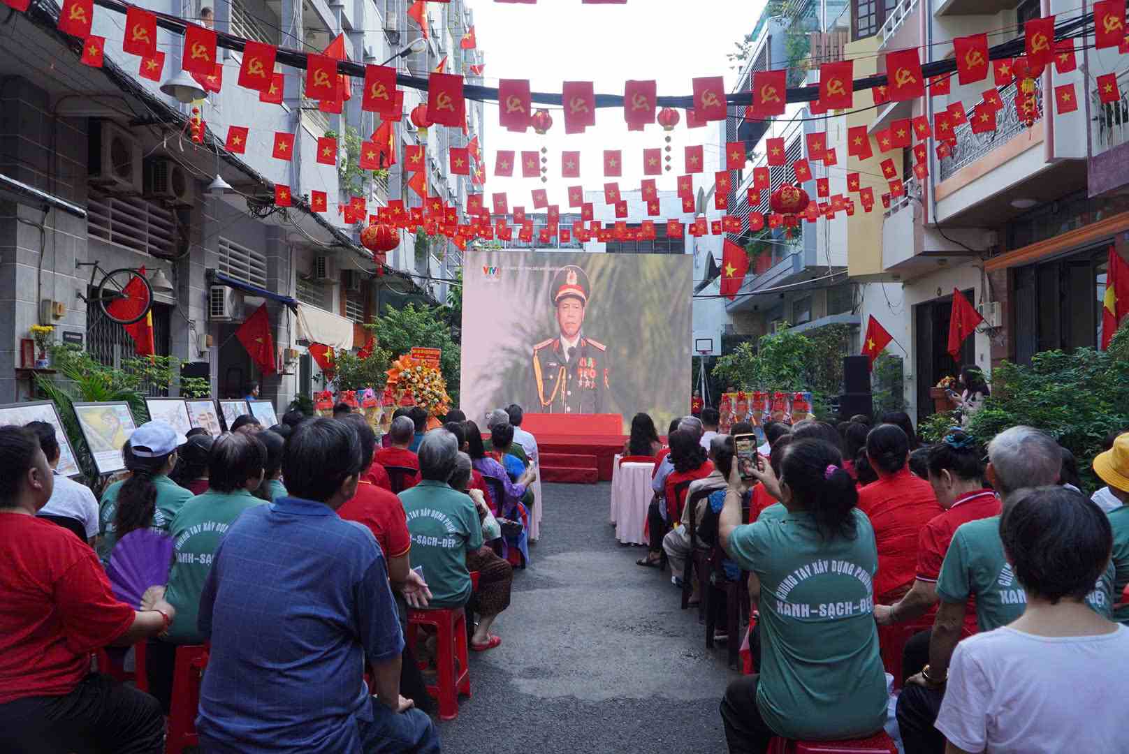 La gente se concentra en ver la ceremonia de desfile militar en directo desfile conmemorativo del 80 aniversario del Dia Nacional. Foto: Ngoc Anh