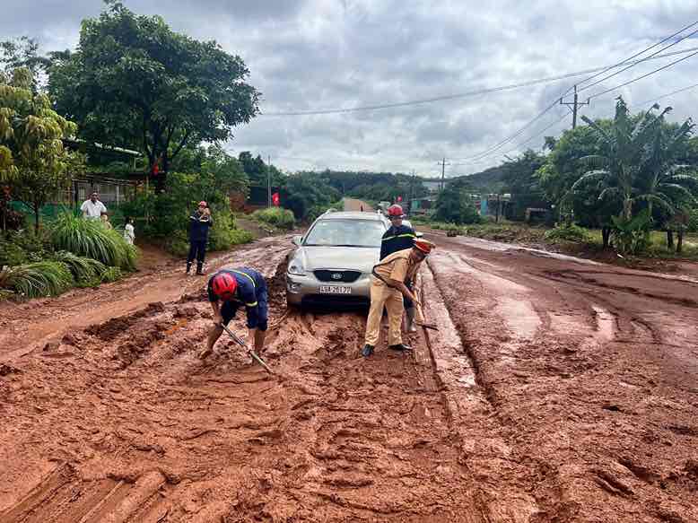 Police de la circulation et equipe de lutte contre les incendies et de sauvetage de la zone 13 pour remedier aux glissements de terrain sur la route nationale 14C. Photo : Police de la province de Dong Nai