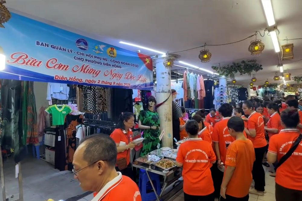 Amoureux du repas de l'Independance pour les travailleurs a Ho Chi Minh-Ville a l'occasion de la fete nationale du 2 septembre