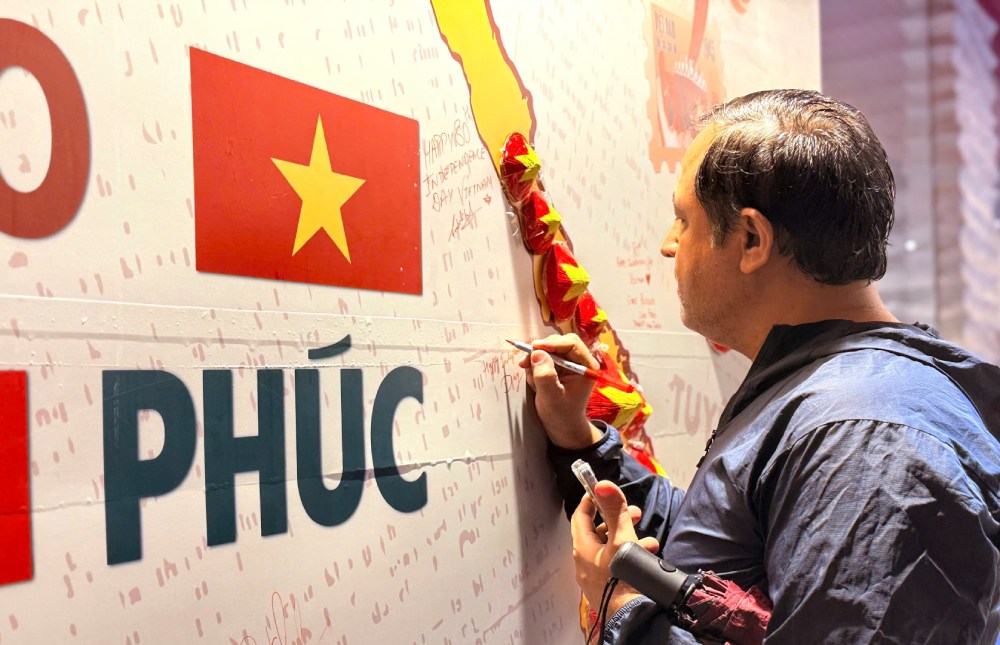 Foreign tourists leave messages wishing them a happy New Year's Day at Phu Quoc's check-in points. Photo: Binh Minh